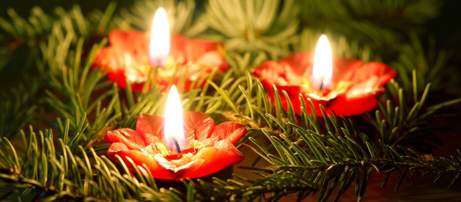 Drei Adventskerzen brennen.