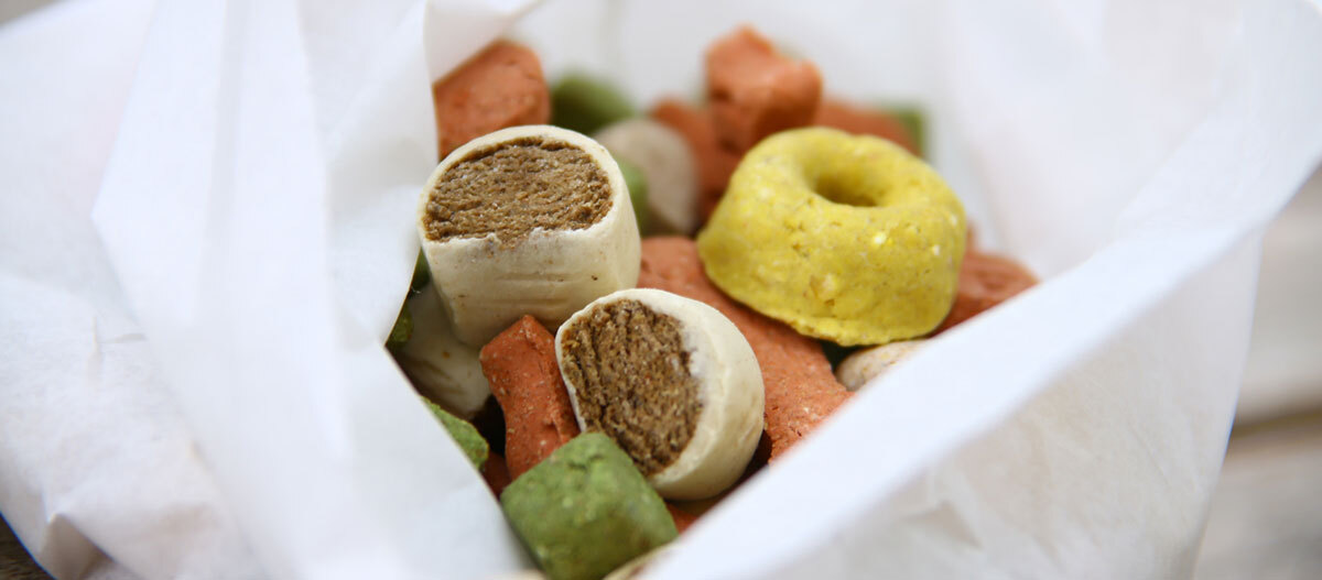 Ratgeber-Hund-Ernährung-Leckerlie-Tüte_1200x527 Eine Tüte voll Leckerli.