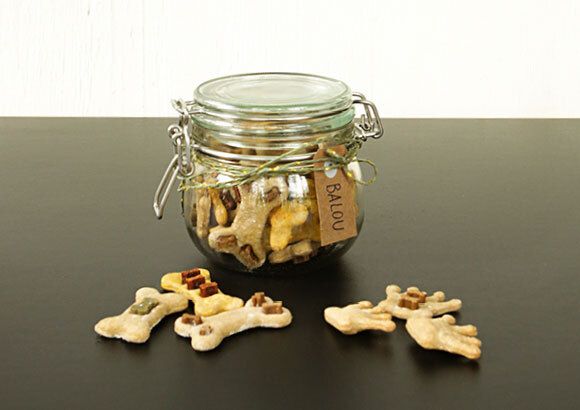 Glasbehälter mit knochenförmigen Hundeleckerlis und einem Etikett mit der Aufschrift 