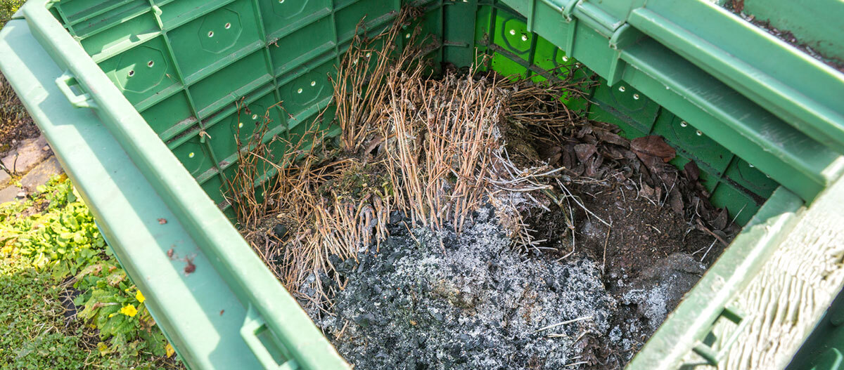 Ratgeber-Katze-Gesundheit_Katzenstreu_Kompost_1200x527 Ein Kompost mit Katzenstreu.