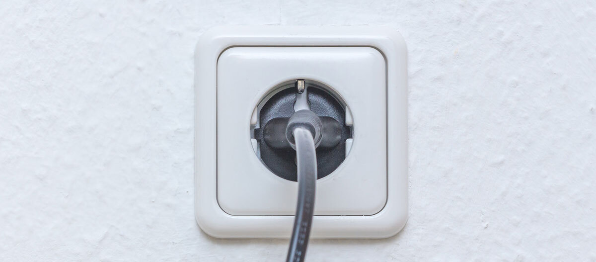 Ratgeber Katze Gesundheit Steckdose Eine Nahaufnahme einer Steckdose.