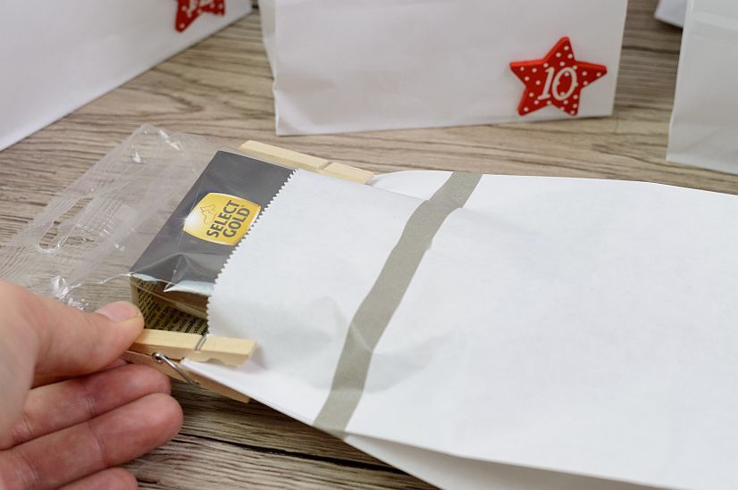 Hand legt Schokoladenriegel 