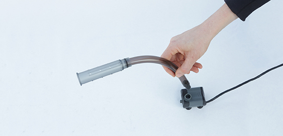 Hand klebt graues Klebeband auf weiße Papiertüte mit rotem Stern im Hintergrund, Geschenkverpackung zu Weihnachten