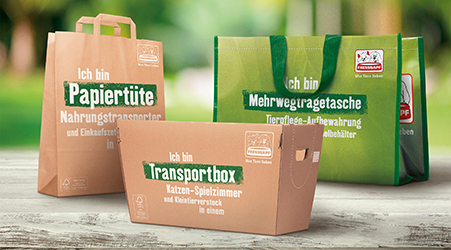 Drei umweltfreundliche Einkaufstaschen – Papiertüte, Mehrwegtasche und Transportbox für Tierfutter und Katzenbedarf