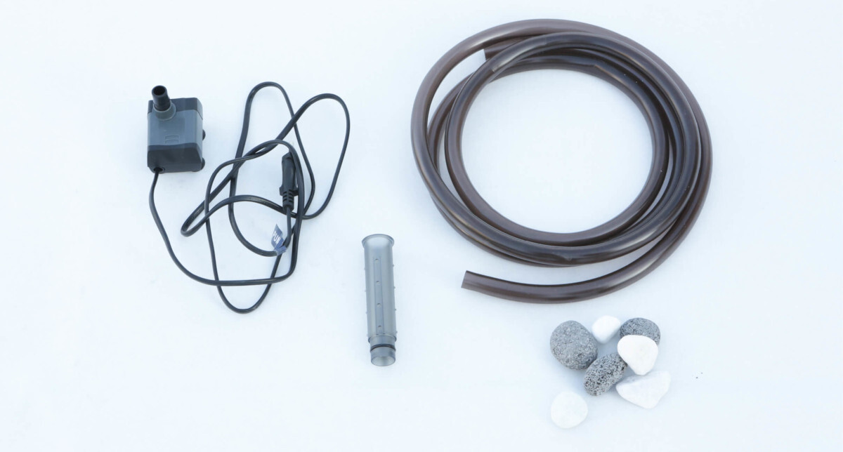 Aquarium-Wasserpumpe mit Schlauch, Filter und Dekosteinen für Aquarienzubehör