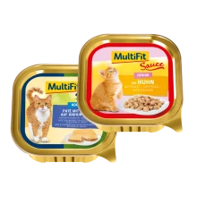 MultiFit Katzenfutter Sauce Junior mit Huhn und MultiFit Katzenfutter Sauce Adult Paté mit Lachs auf Joghurt, zwei goldene Futterschalen mit Bildern von Katzen und Futter auf Tellern.
