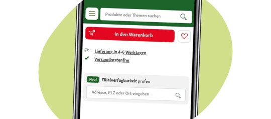 Nahaufnahme eines Smartphones mit einer deutschen Online-Shopping-Seite, die eine Produktsuche, einen Warenkorb-Button, Lieferinformationen und eine Filialverfügbarkeitsprüfung zeigt.