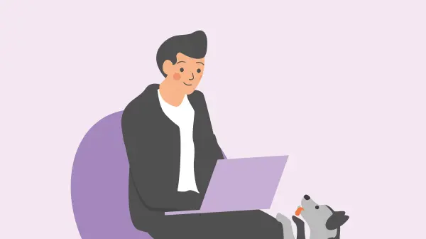 Person sitzt auf einem lila Stuhl und arbeitet am Laptop, während ein Hund zu ihr aufblickt