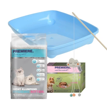 Eine blaue Katzenstreu-Box, eine Tüte nicht klumpender Katzenstreu für Kätzchen mit der Aufschrift "PREMIERE. Ich liebe meine Katze" und eine Schachtel "PREMIERE. Katzen lieben die Natur® DELUXE RAGOUT" mit einem verspielten Spielzeug an einem Stock.