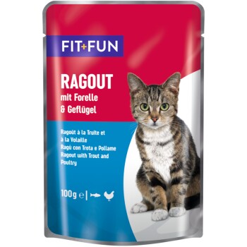 Katzenfutterbeutel mit einer getigerten Katze, beschriftet "FIT+FUN RAGOUT mit Forelle & Geflügel", mit Übersetzungen in Französisch und Italienisch.