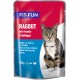 Katzenfutterbeutel mit einer getigerten Katze, beschriftet "FIT+FUN RAGOUT mit Forelle & Geflügel", mit Übersetzungen in Französisch und Italienisch.