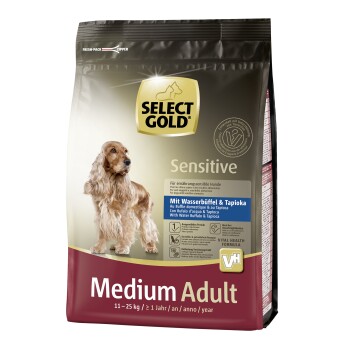 Eine Tüte Select Gold Sensitive Hundefutter für mittelgroße erwachsene Hunde, mit einem Cockerspaniel auf der Vorderseite. Die Verpackung hebt die Zutaten hervor: Wasserbüffel und Tapioka, mit einem Abzeichen für eine wichtige Gesundheitsformel.